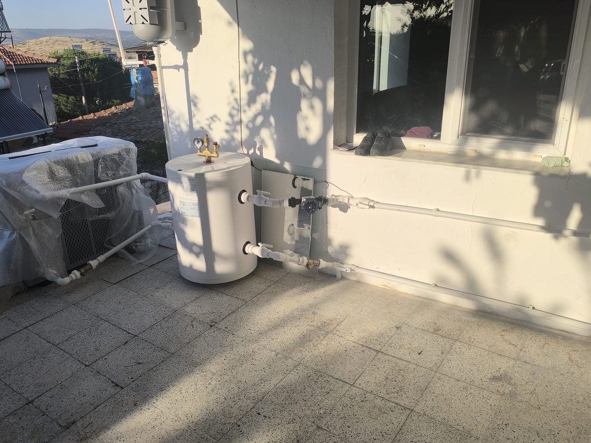 Villa dış cephesinde ısı pompası ve boyler montajı